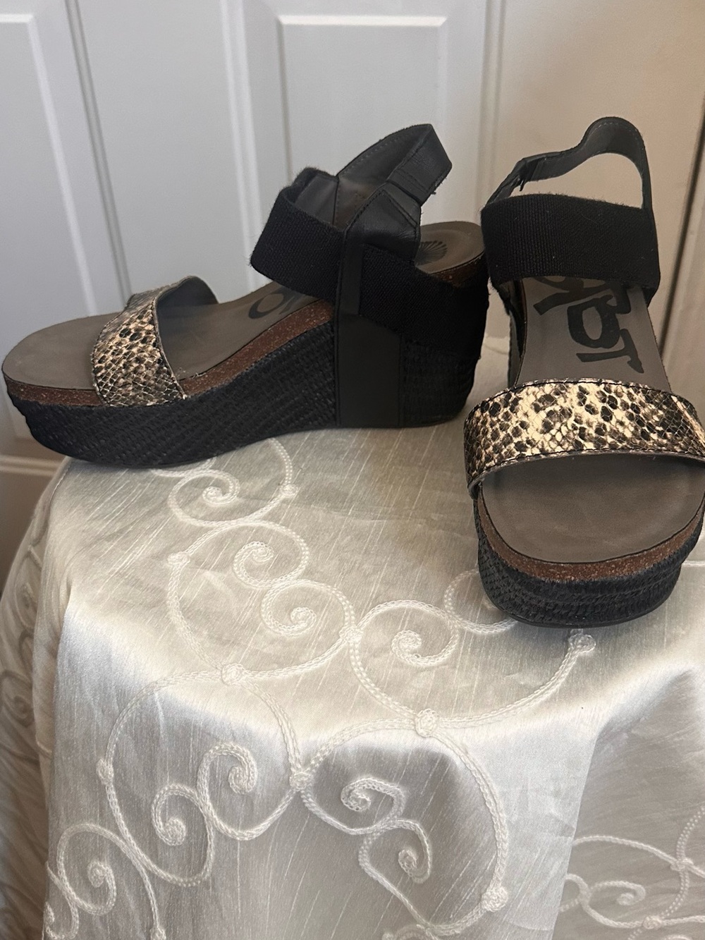 OTBT Black Elastic Wedge Sandals with Metallic Snake-Print Strap - Picture 3 of 10